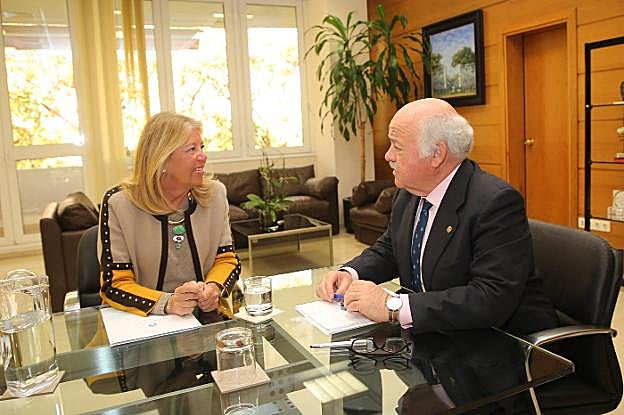 Ángeles Muñoz y el consejero de Salud, Jesús Aguirre, ayer en Sevilla.