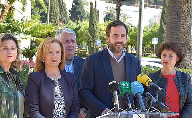 Daniel Pérez, en el centro, junto a algunos de los concejales socialistas en el Ayuntamiento.