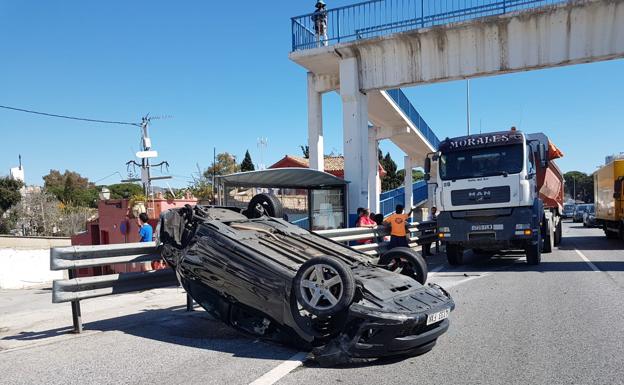 Un camión arrastra a un coche diez metros con una mujer en su interior en Marbella