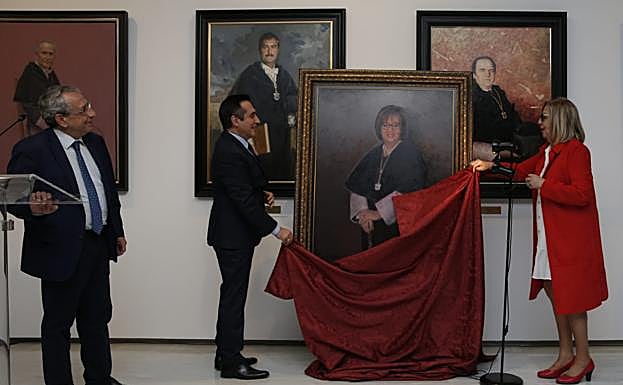 El retrato de Adelaida de la Calle cuelga desde hoy en la Sala de Rectores de la UMA