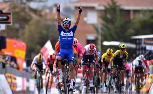Alaphilippe celebra su victoria en la segunda etapa de la Tirreno-Adriático. 