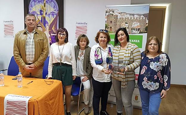 El alcalde de Moclinejo, con varias asistentes al encuentro. 