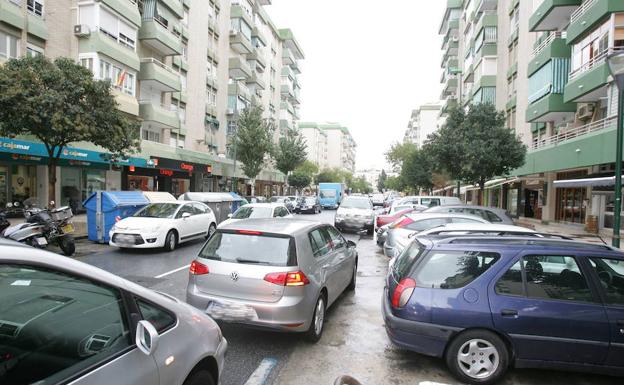 Málaga avanza en los trámites para dejar de sancionar la doble fila en paradas inferiores a dos minutos