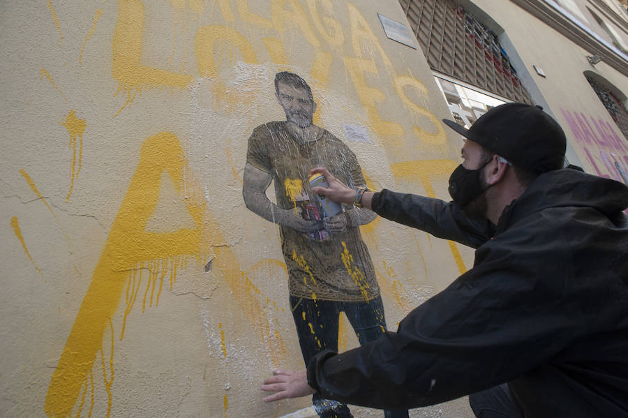 El artista italiano pinta a personajes locales en la calle Vendeja y dibuja en el Centro al líder de Vox manifestándose a favor de las mujeres 