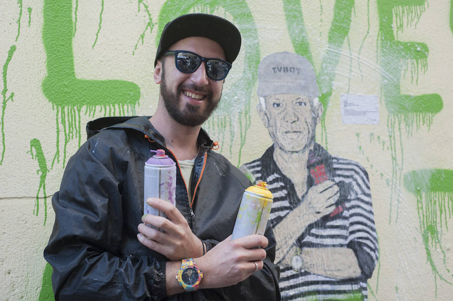 El artista italiano pinta a personajes locales en la calle Vendeja y dibuja en el Centro al líder de Vox manifestándose a favor de las mujeres 