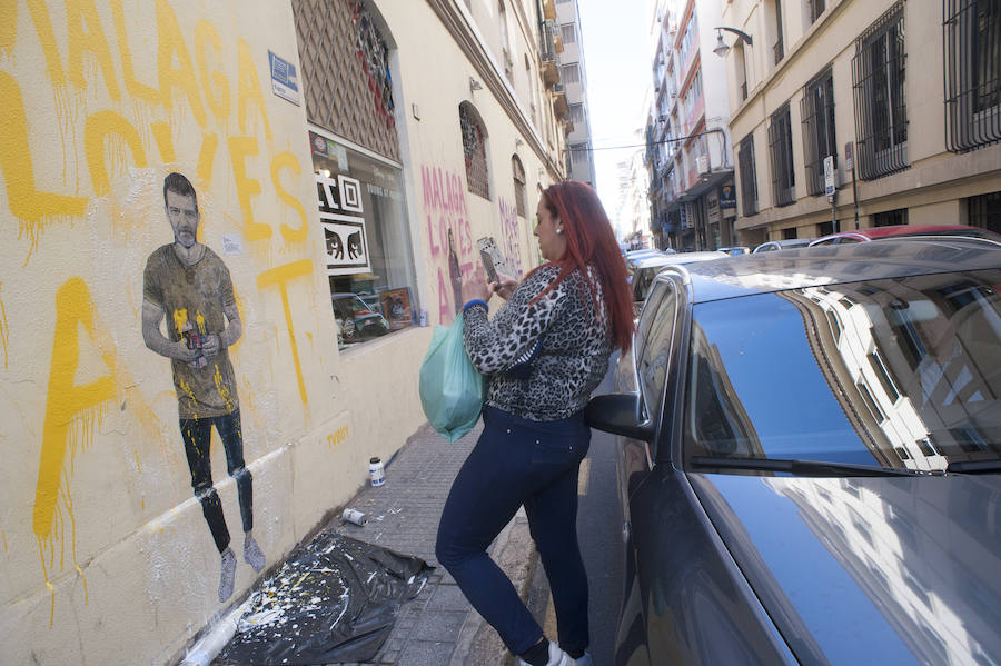 El artista italiano pinta a personajes locales en la calle Vendeja y dibuja en el Centro al líder de Vox manifestándose a favor de las mujeres 