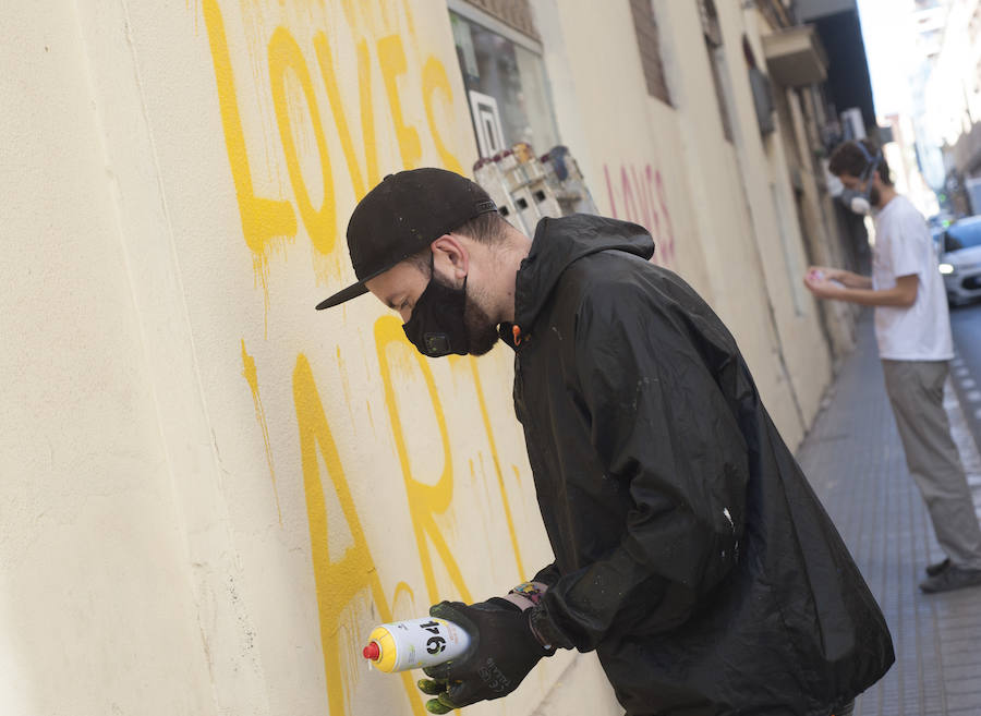 El artista italiano pinta a personajes locales en la calle Vendeja y dibuja en el Centro al líder de Vox manifestándose a favor de las mujeres 