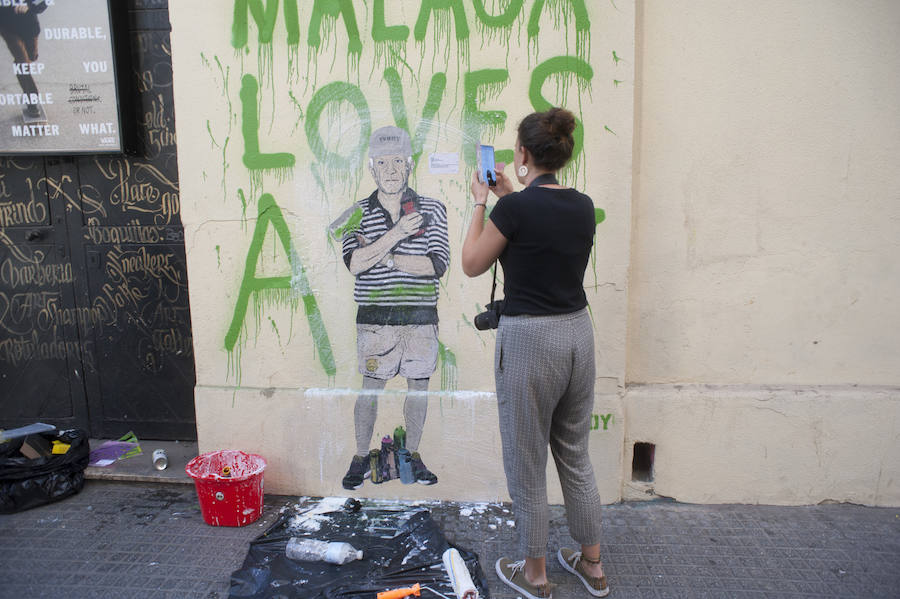 El artista italiano pinta a personajes locales en la calle Vendeja y dibuja en el Centro al líder de Vox manifestándose a favor de las mujeres 