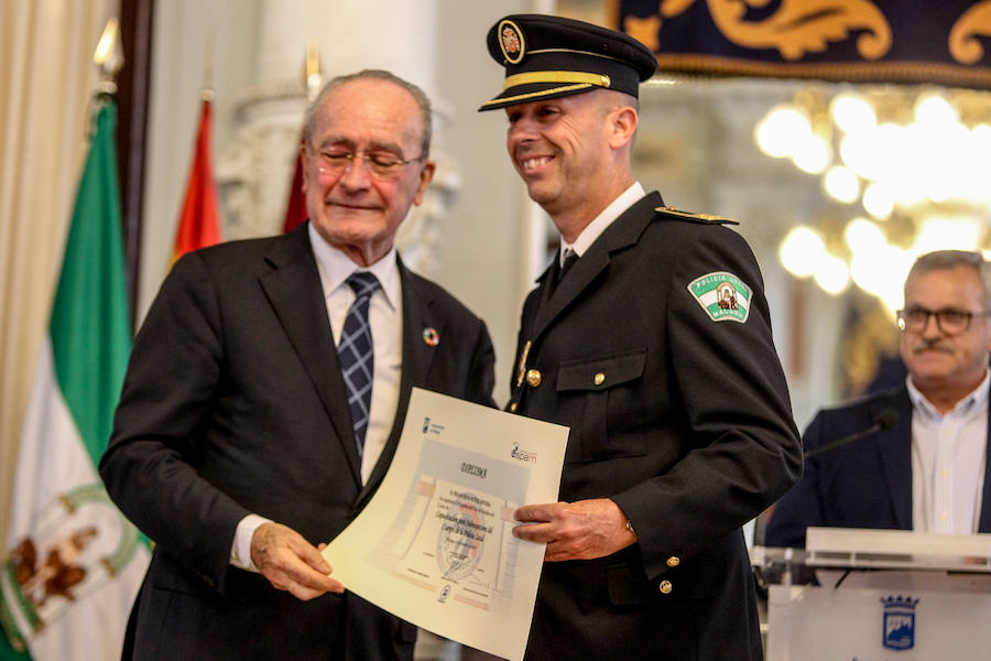 El alcalde Francisco de la Torre preside el acto de entrega de las distinciones