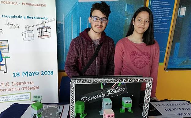 Jorge Ramírez y María Millán, del IES Jardines de Puerta Oscura, con sus robots danzarines. 
