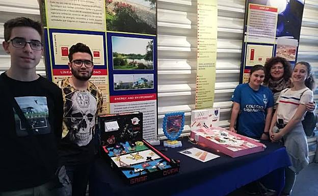 Carlos Rodríguez, Antonio Aguayo, Estefanía Morones, la profesora María Jesús Salcedo y Cristina Liñán, del IES Guadaljaire. 