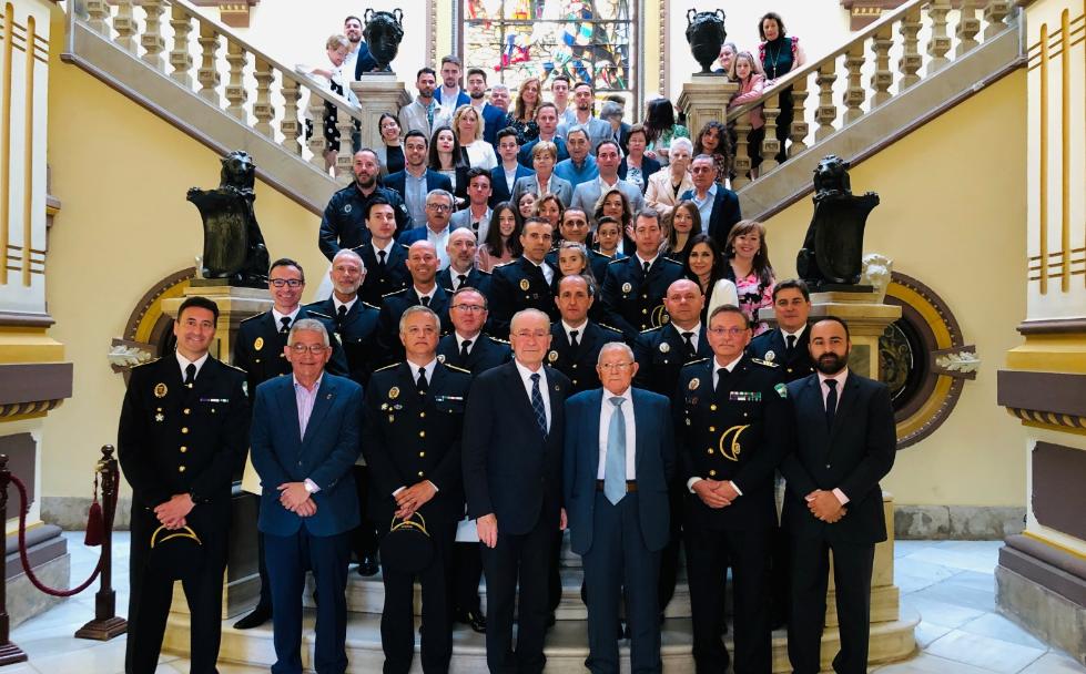 Los nuevos inspectores y subinspectores inmortalizan la entrega de diplomas junto a sus familiares. 