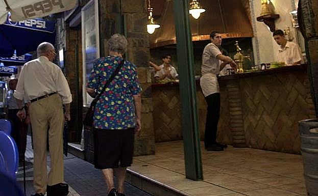 Estarán prohibidas todas las mesas y sillas en la calle Comisario.