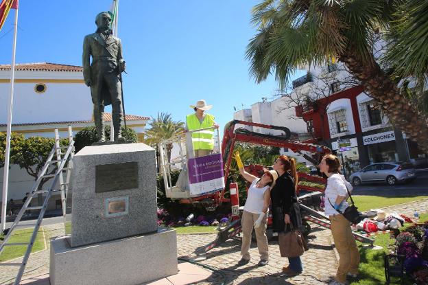 Un momento de la intervención en la estatua del marqués. 