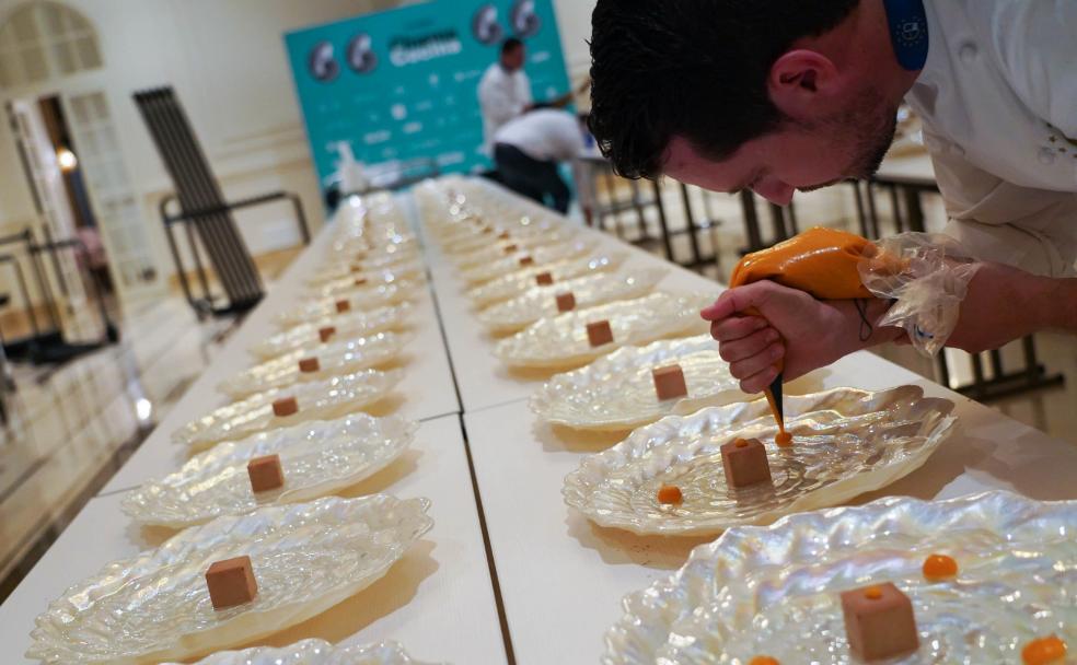 Damián Ramos, de Pastelerías Ramos, prepara los postres de la Cena de Gala de Cinema Cocina. 