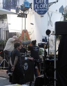 Imagen secundaria 2 - Arriba, filmación a las puertas del templo de la Encarnación. Abajo, carpas de logística y la grabación en una de las calles del casco antiguo el pasado jueves.