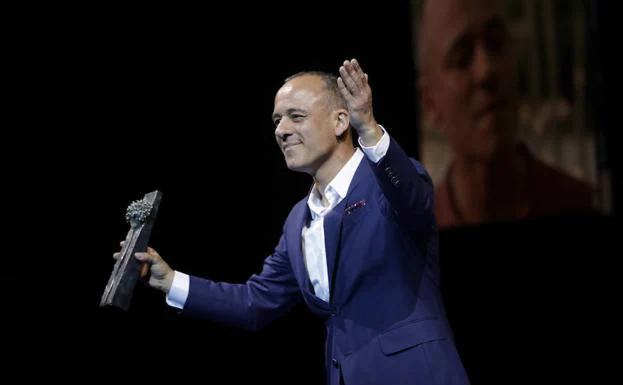 Javier Gutiérrez recibe ante un Cervantes entregado el Premio Málaga-SUR.