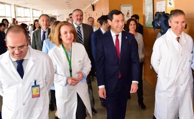 Juanma Moreno durante la visita realizada a las instalaciones del Hospital de Loja 