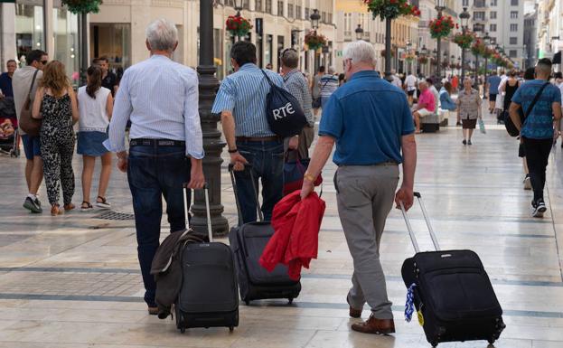 Turistas se dirigen a su alojamiento, en pleno Centro Histórico de Málaga.