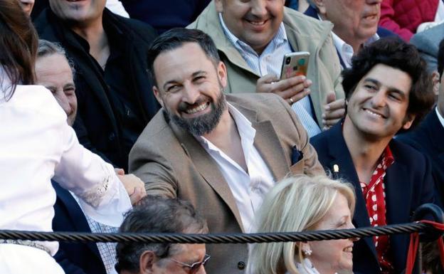 El lider de VOX, Santiago Abascal, junto al torero Morante de la Puebla (d) en la Feria de las Fallas de Valencia.