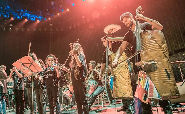 Imagen principal - La orquesta de Cateura toca con instrumentos reciclados. Guitarra de hielo. 