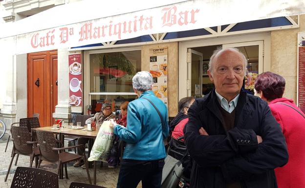 El actual dueño, en la puerta del establecimiento.
