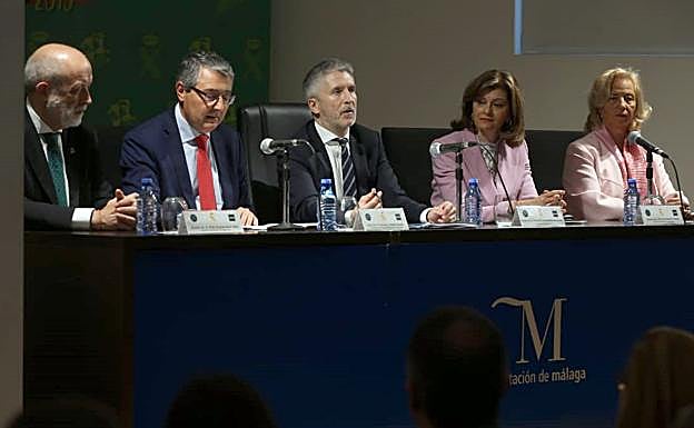 Fernando Grande-Marlaska, en el centro, durante la inauguración del seminario.
