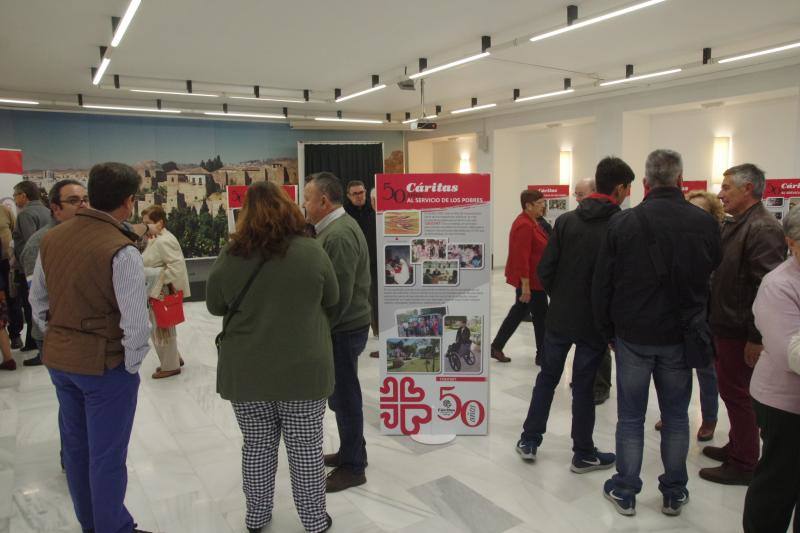 El salón de actos de la Cofradía de los Estudiantes, en la calle Alcazabilla, acoge esta muestra hasta el próximo 29 de marzo