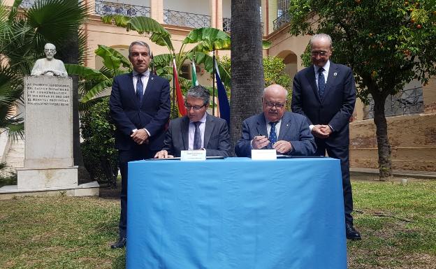 Momento de la firma del acuerdo para la cesión de los terrenos. 