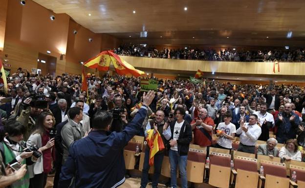 El presidente de Vox, Santiago Abascal, (de espaldas) saluda a los asistentes a un acto del partido en Ciudad Real.