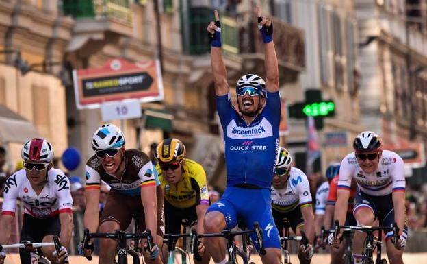 Julian Alaphilippe celebra su triunfo en la Milán-San Remo.