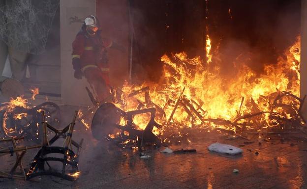 Los «chalecos amarillos» incendiaron comercios en los Campos Elíseos el 16 de marzo. 