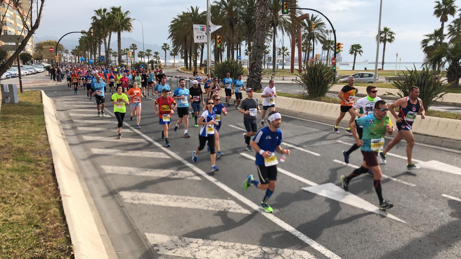 Más de 7.500 corredores participan en la 29ª edición de la Media Maratón Ciudad de Málaga.