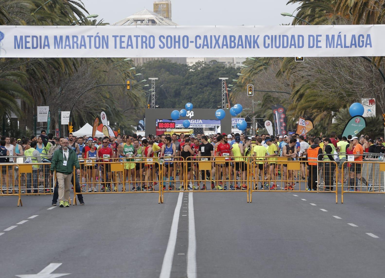 Más de 7.500 corredores participan en la 29ª edición de la Media Maratón Ciudad de Málaga.