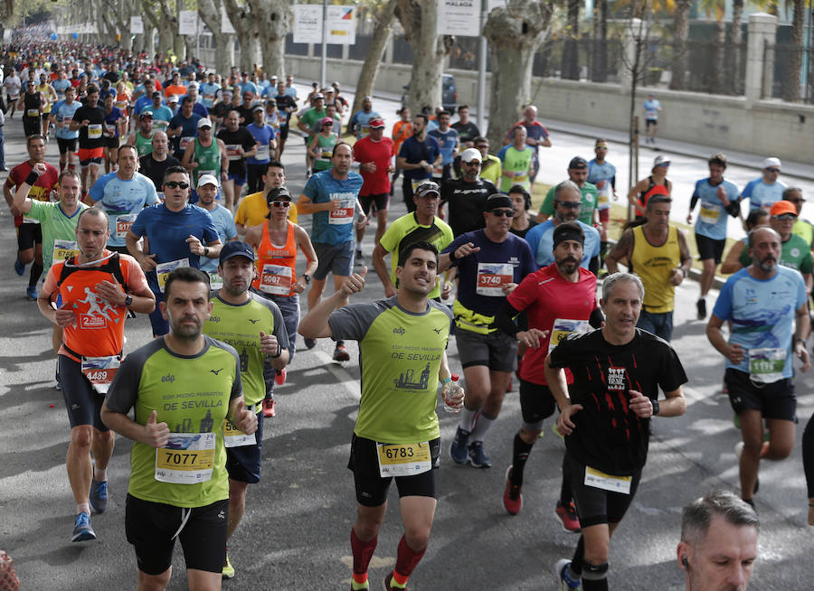 Mucho ambiente y color han llenado hoy las calles del centro de Málaga en la Media Maratón Teatro Soho Caixabank Ciudad de Málaga 2019