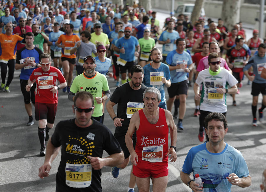 Mucho ambiente y color han llenado hoy las calles del centro de Málaga en la Media Maratón Teatro Soho Caixabank Ciudad de Málaga 2019