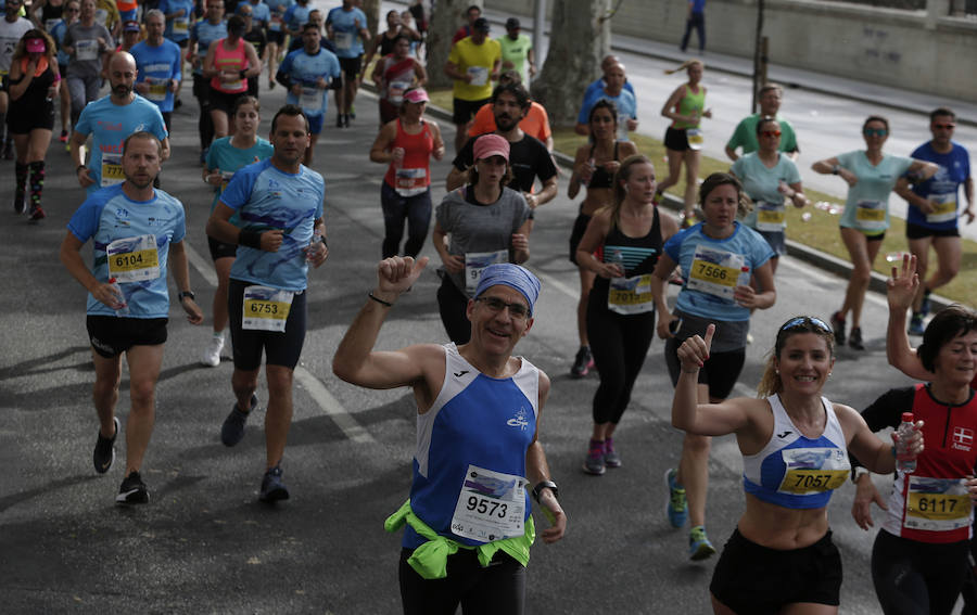 Mucho ambiente y color han llenado hoy las calles del centro de Málaga en la Media Maratón Teatro Soho Caixabank Ciudad de Málaga 2019