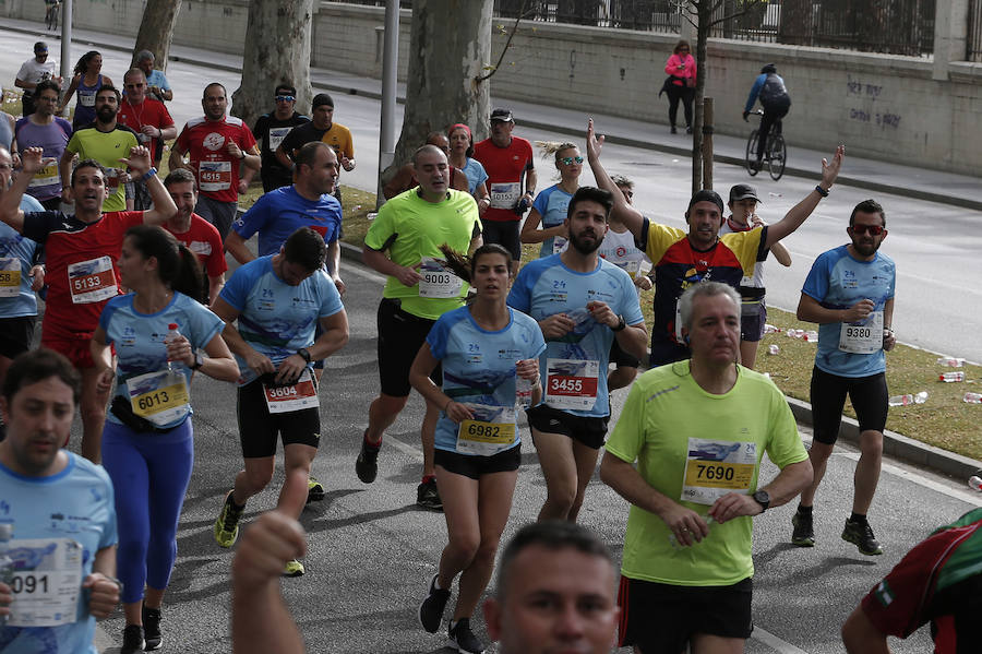 Mucho ambiente y color han llenado hoy las calles del centro de Málaga en la Media Maratón Teatro Soho Caixabank Ciudad de Málaga 2019