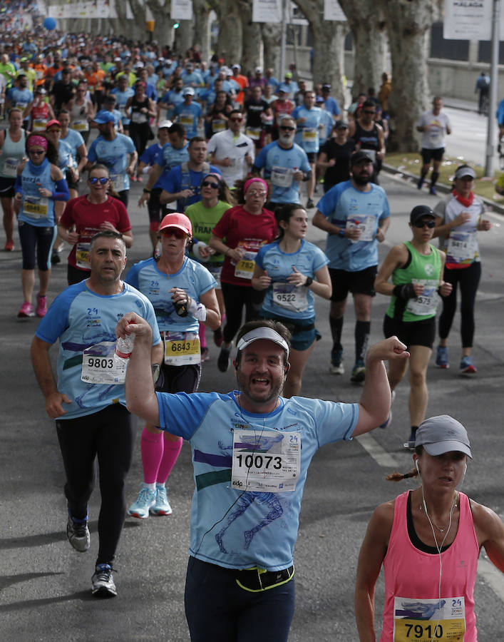 Mucho ambiente y color han llenado hoy las calles del centro de Málaga en la Media Maratón Teatro Soho Caixabank Ciudad de Málaga 2019