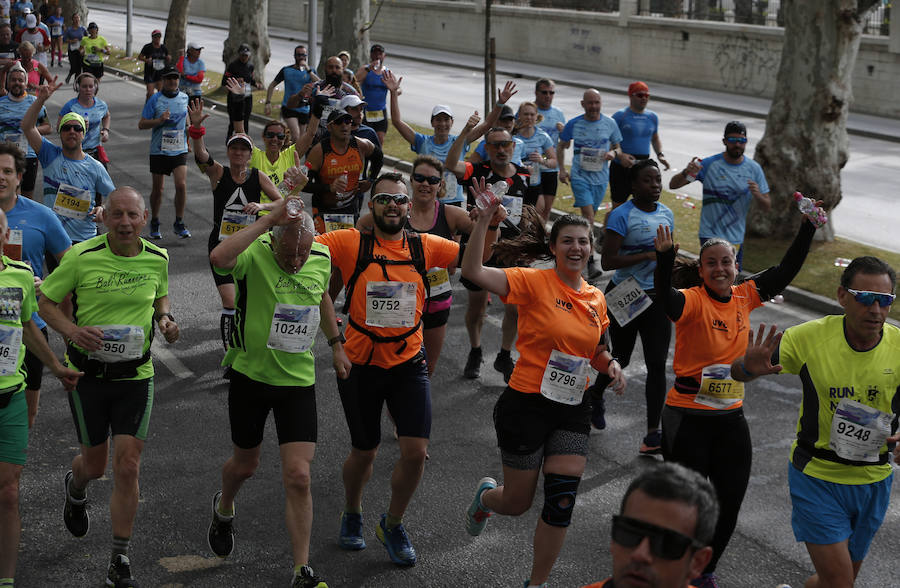 Mucho ambiente y color han llenado hoy las calles del centro de Málaga en la Media Maratón Teatro Soho Caixabank Ciudad de Málaga 2019