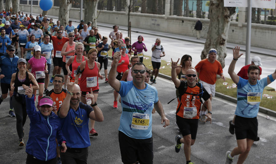 Mucho ambiente y color han llenado hoy las calles del centro de Málaga en la Media Maratón Teatro Soho Caixabank Ciudad de Málaga 2019