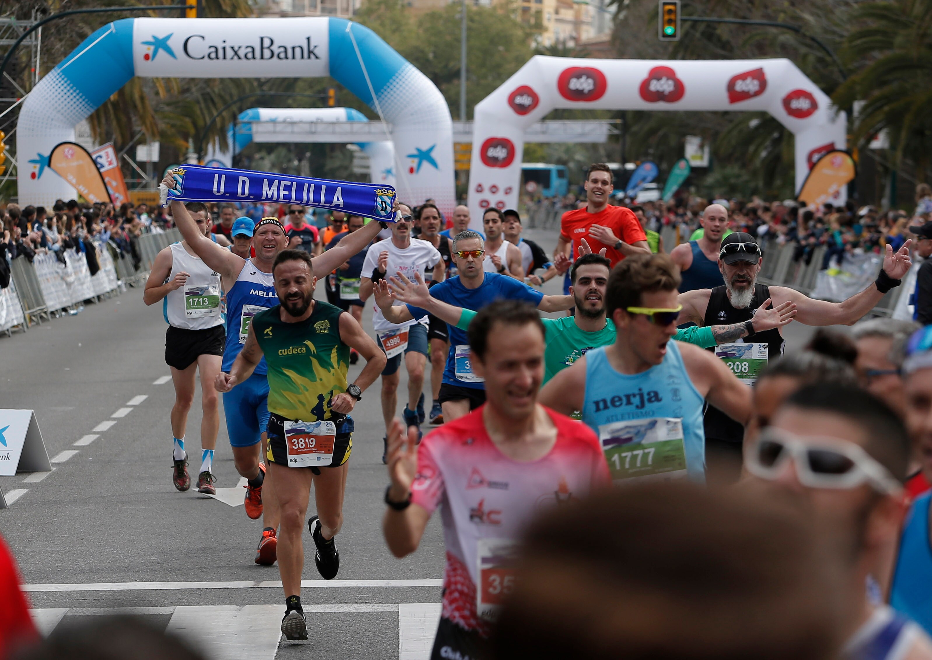 Mucho ambiente y color han llenado hoy las calles del centro de Málaga en la Media Maratón Teatro Soho Caixabank Ciudad de Málaga 2019