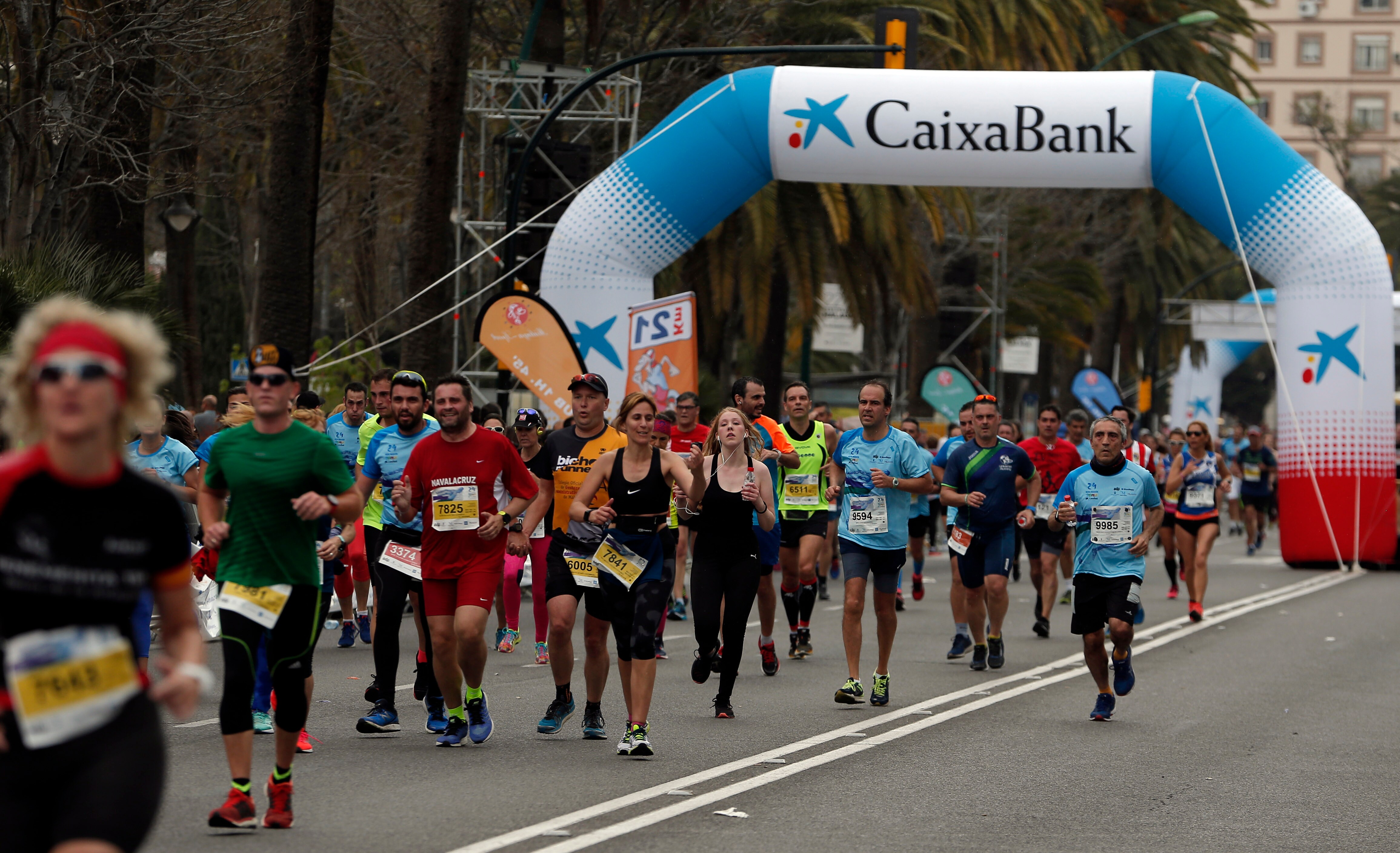 Mucho ambiente y color han llenado hoy las calles del centro de Málaga en la Media Maratón Teatro Soho Caixabank Ciudad de Málaga 2019