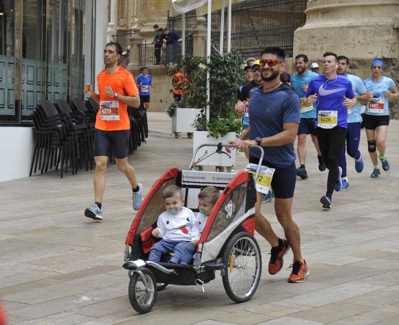 Más de 7.500 corredores participan en la 29ª edición de la Media Maratón Ciudad de Málaga.