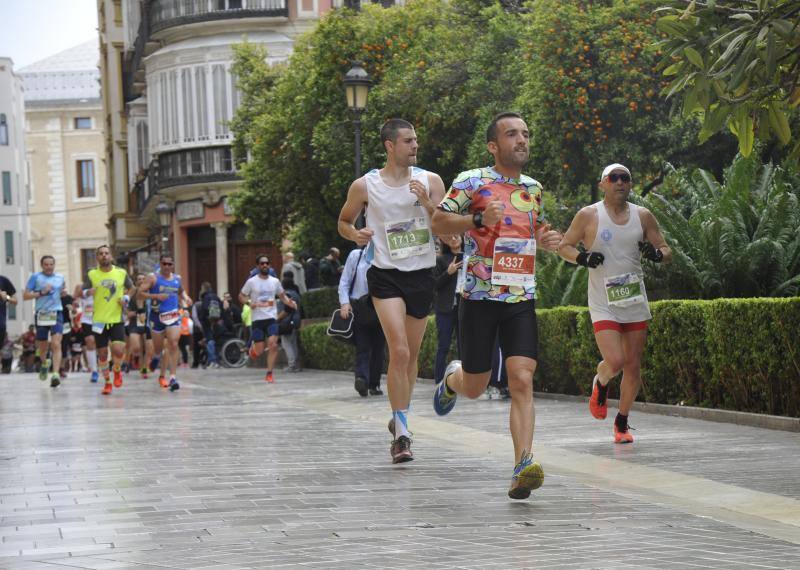 Más de 7.500 corredores participan en la 29ª edición de la Media Maratón Ciudad de Málaga.