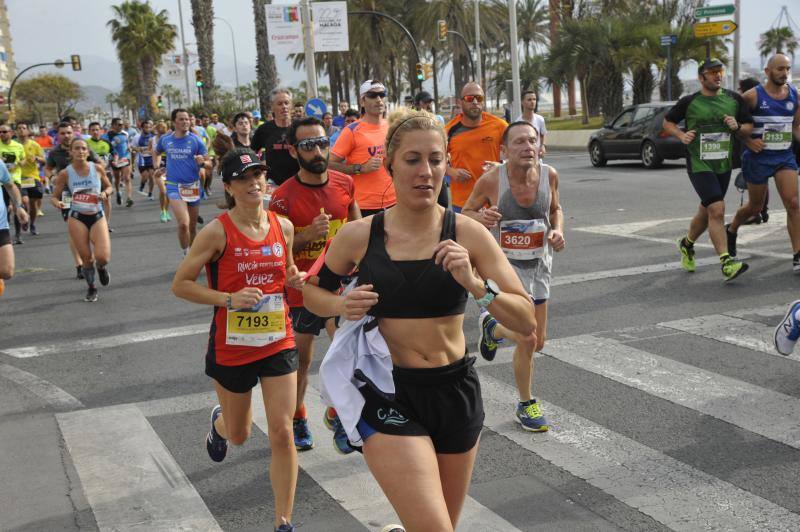 Más de 7.500 corredores participan en la 29ª edición de la Media Maratón Ciudad de Málaga.