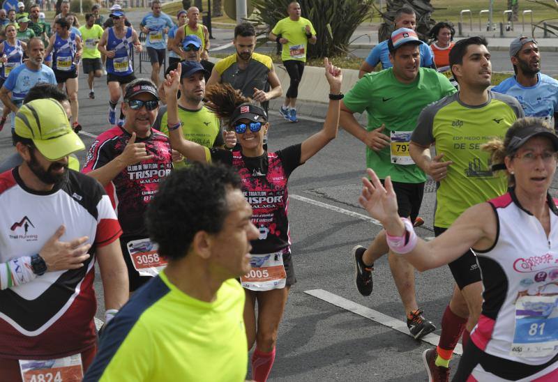 Más de 7.500 corredores participan en la 29ª edición de la Media Maratón Ciudad de Málaga.