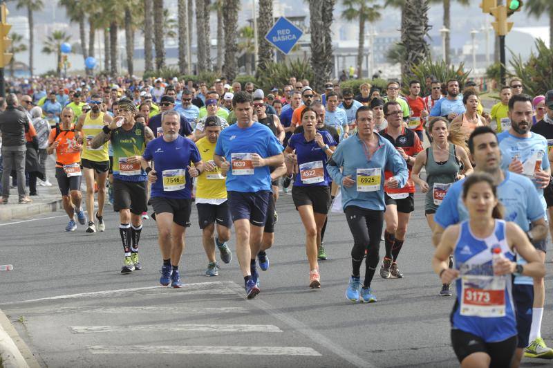 Más de 7.500 corredores participan en la 29ª edición de la Media Maratón Ciudad de Málaga.
