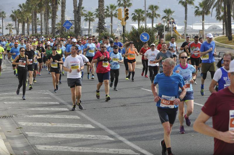Más de 7.500 corredores participan en la 29ª edición de la Media Maratón Ciudad de Málaga.