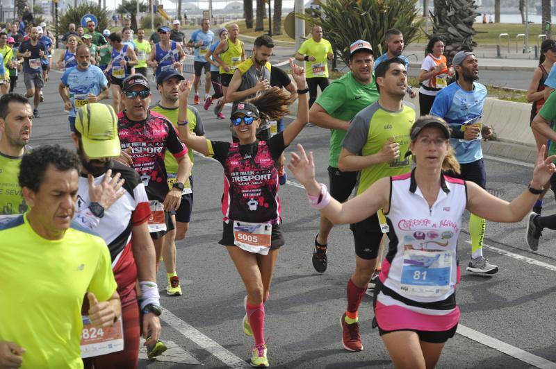 Más de 7.500 corredores participan en la 29ª edición de la Media Maratón Ciudad de Málaga.
